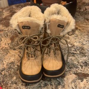 JBU Tan and Black Fur-Lined Boots. Size 8